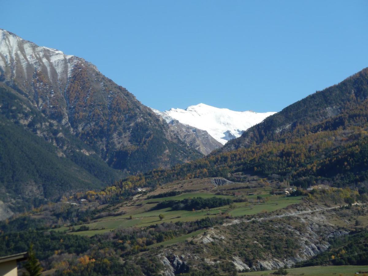 דירות אמבראן Vue Sur Les Montagnes מראה חיצוני תמונה
