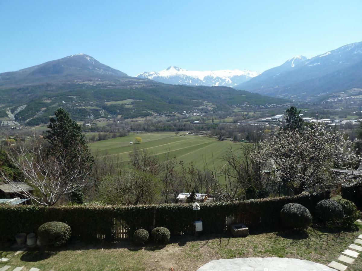 דירות אמבראן Vue Sur Les Montagnes מראה חיצוני תמונה